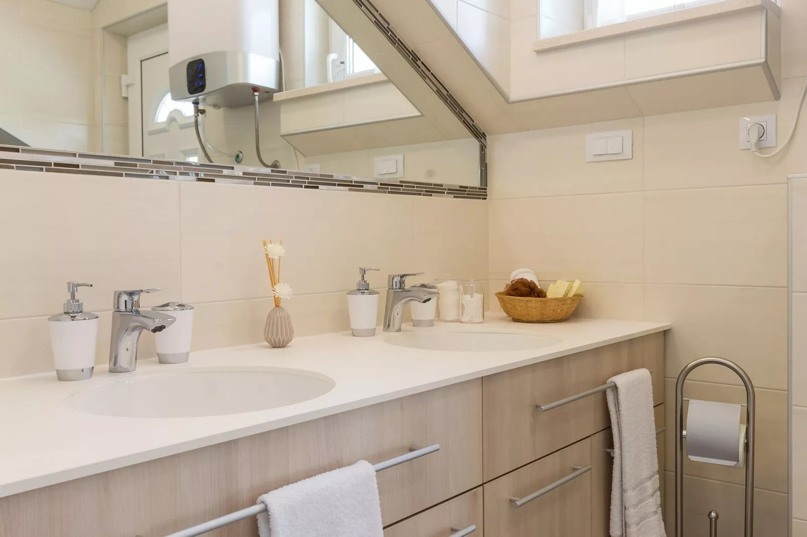 Apartment M&K - Two Bedroom Apartment with Balcony and Sea View-Bathroom