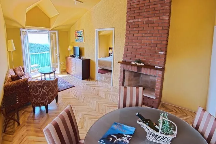 Apartments Sipa - Superior One Bedroom Apartment with Balcony and Sea View (Apartman D)-Dining room