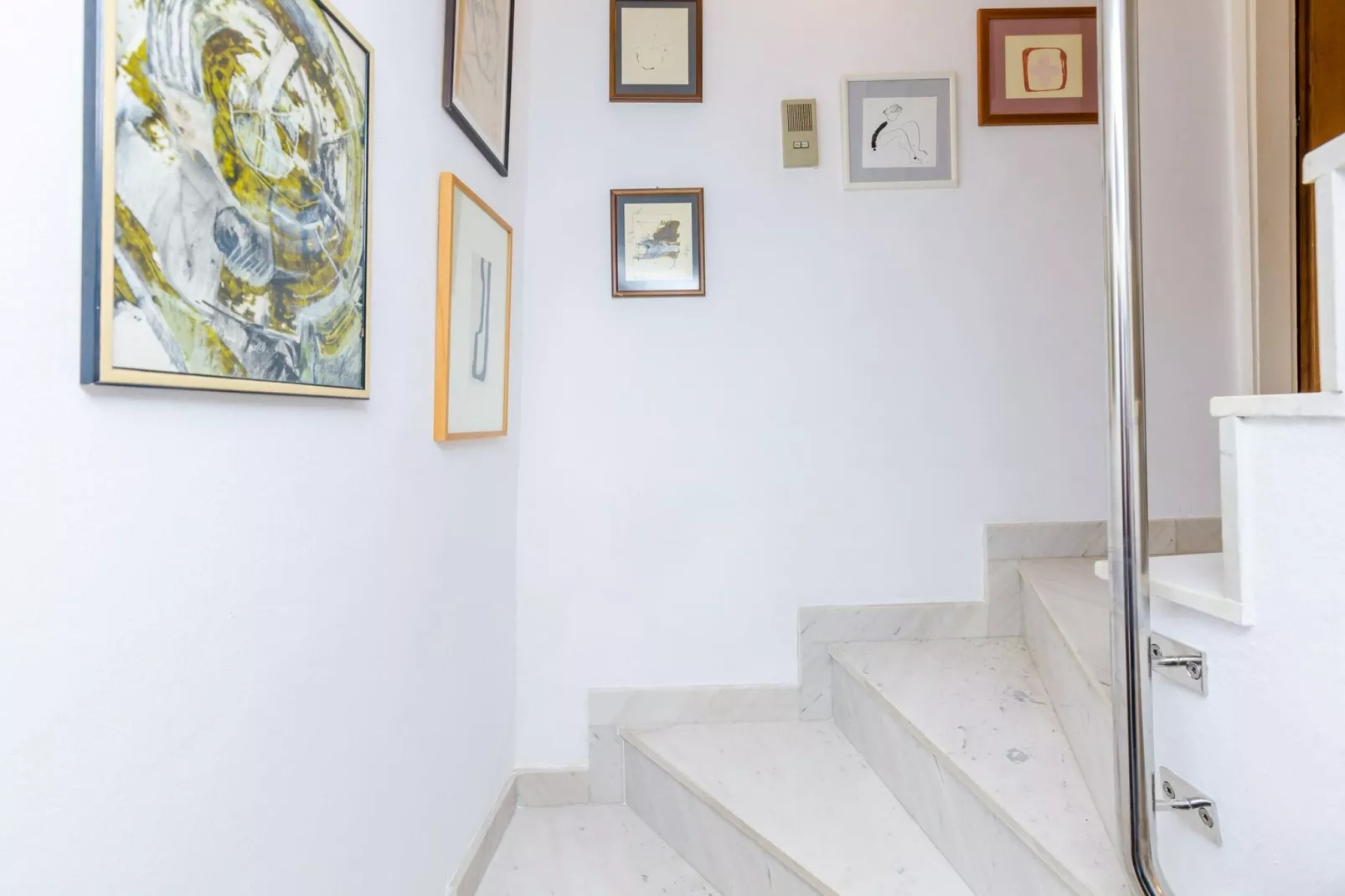 Art House Zanze- Two Bedroom Apartment with City View-Innen