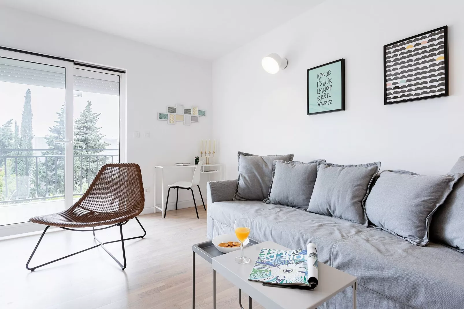 Apartment Black & White (ST) - Comfort Two Bedroom Apartment with Balcony-Living room