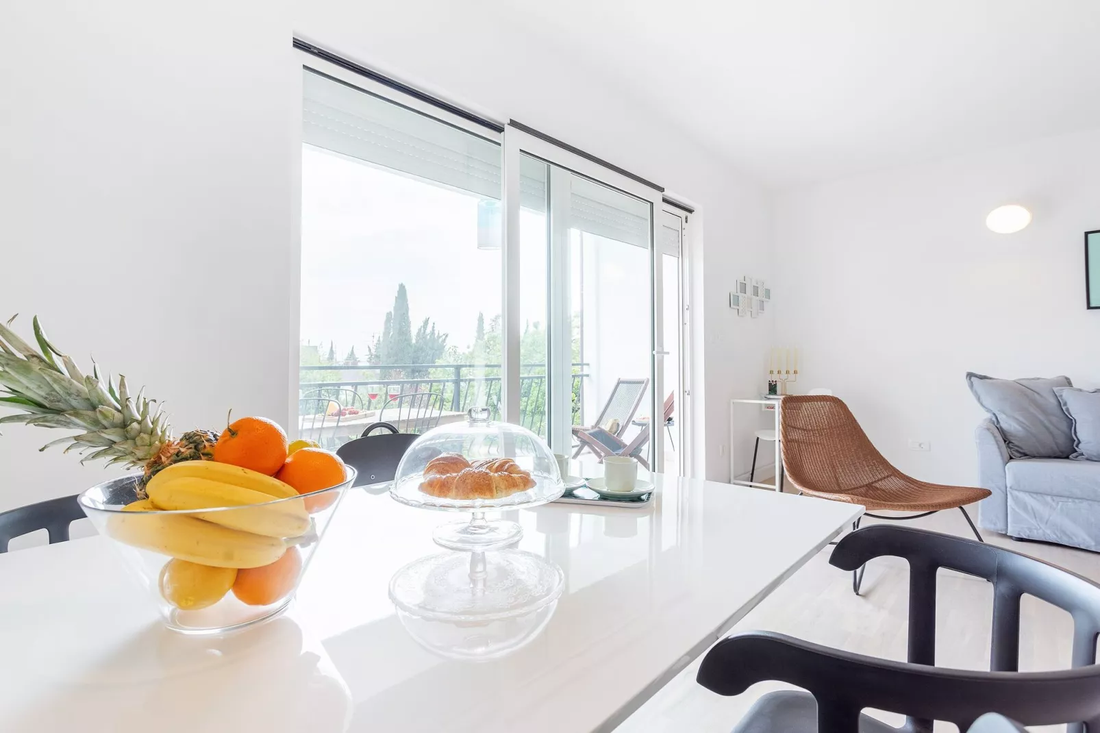 Apartment Black & White (ST) - Comfort Two Bedroom Apartment with Balcony-Living room