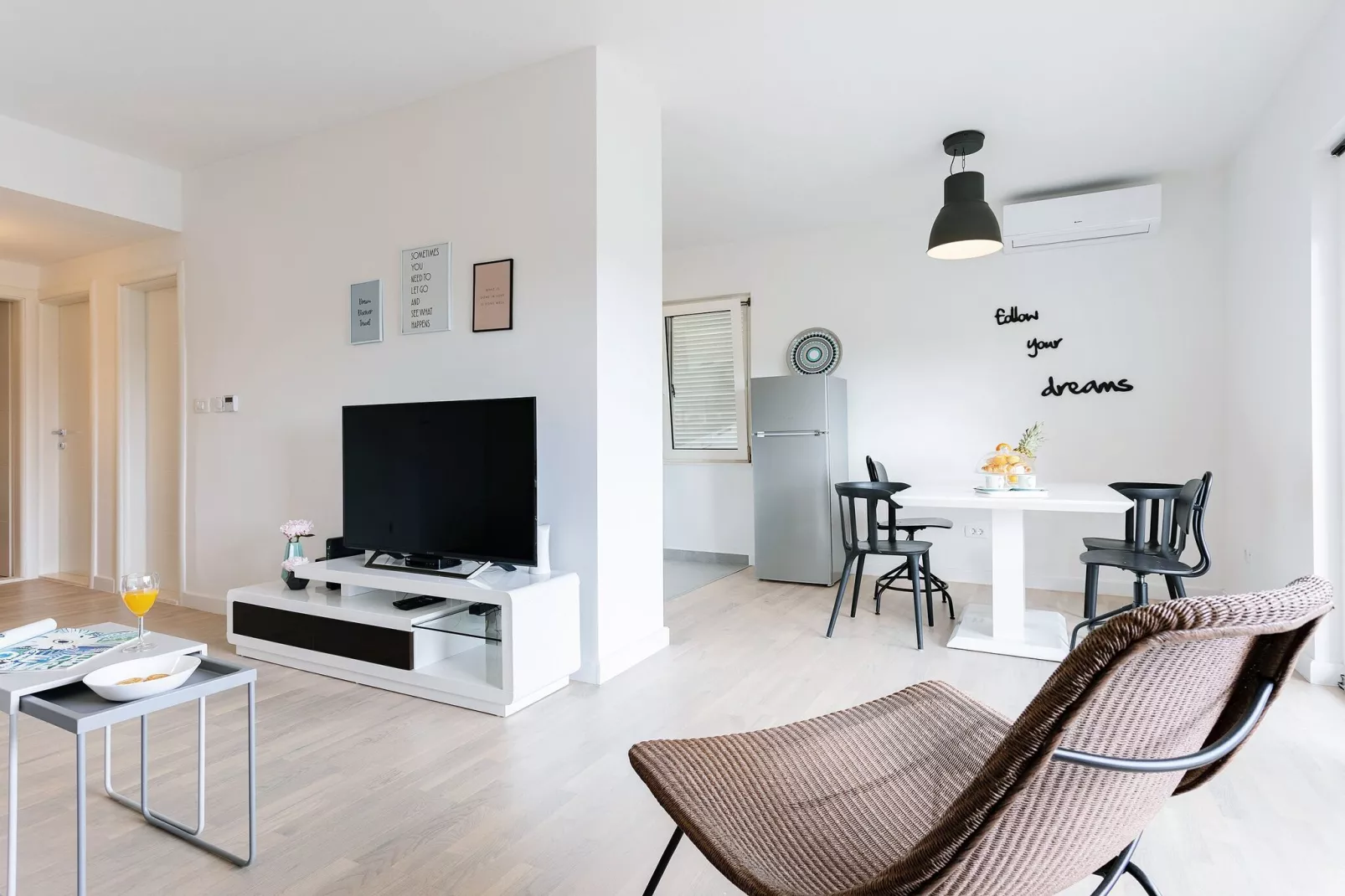Apartment Black & White (ST) - Comfort Two Bedroom Apartment with Balcony-Living room