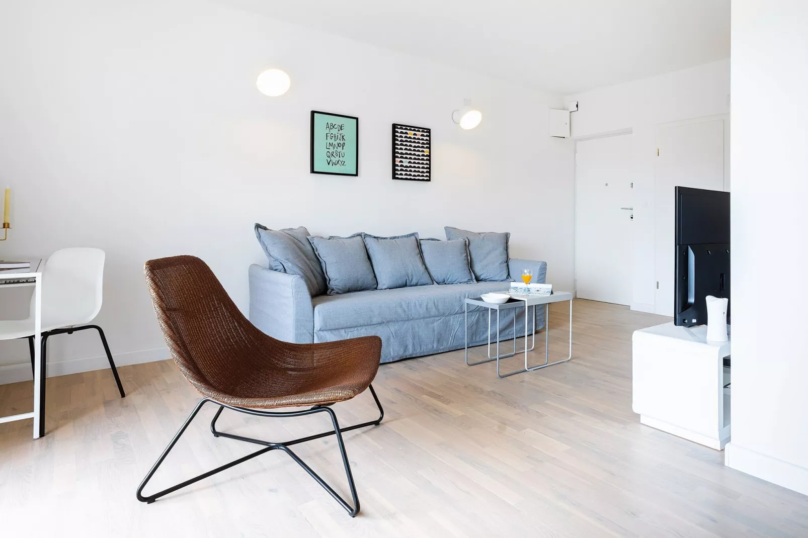 Apartment Black & White (ST) - Comfort Two Bedroom Apartment with Balcony-Living room