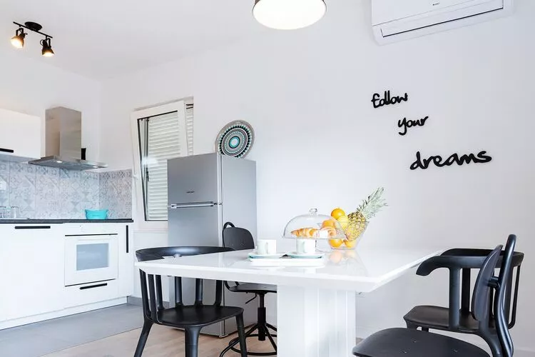 Apartment Black & White (ST) - Comfort Two Bedroom Apartment with Balcony-Dining room