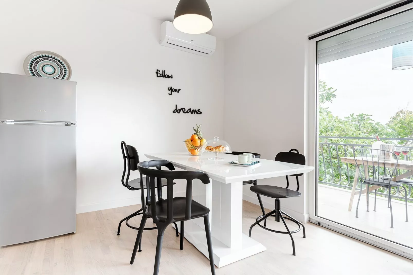 Apartment Black & White (ST) - Comfort Two Bedroom Apartment with Balcony-Dining room