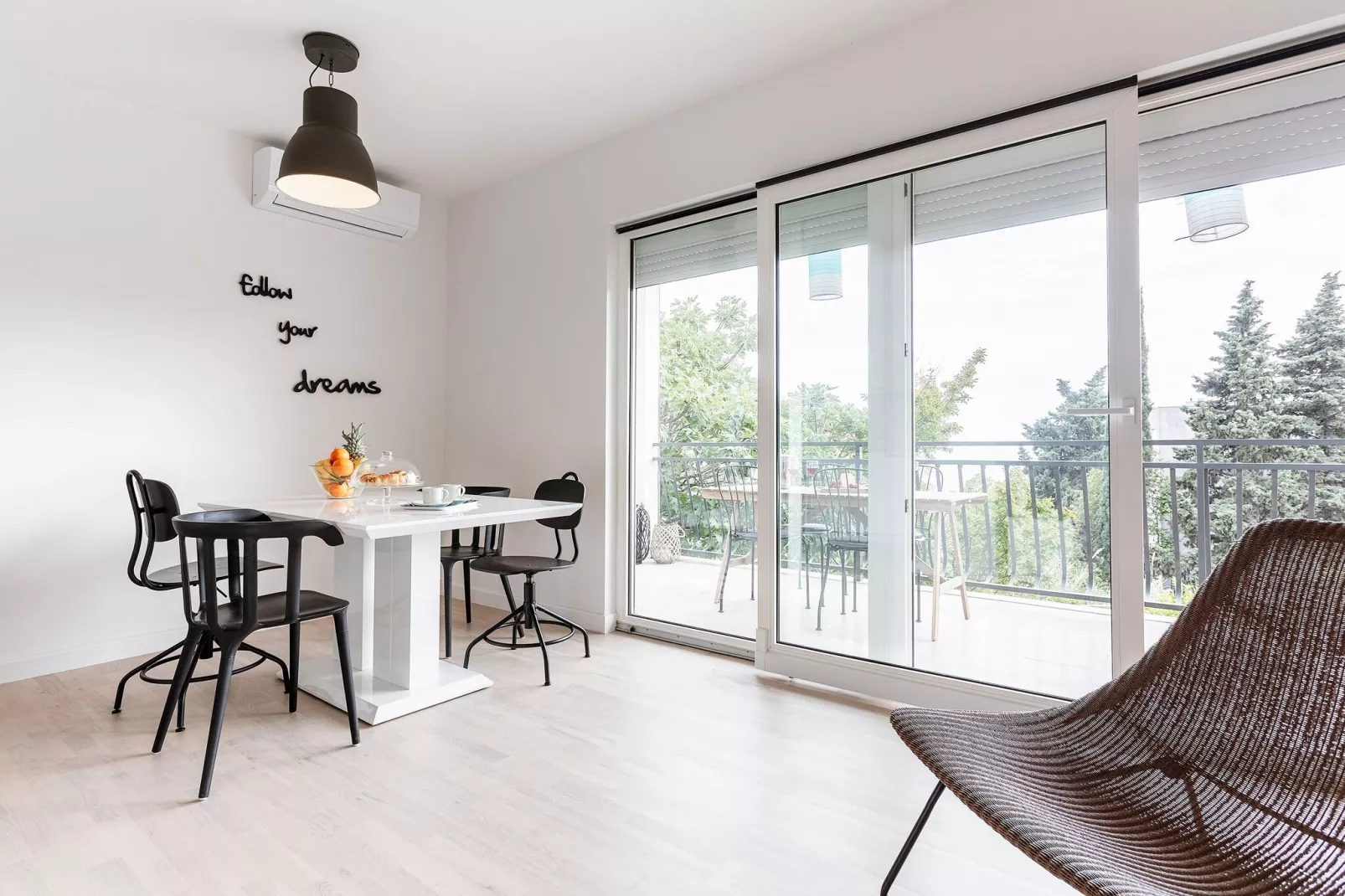 Apartment Black & White (ST) - Comfort Two Bedroom Apartment with Balcony-Dining room