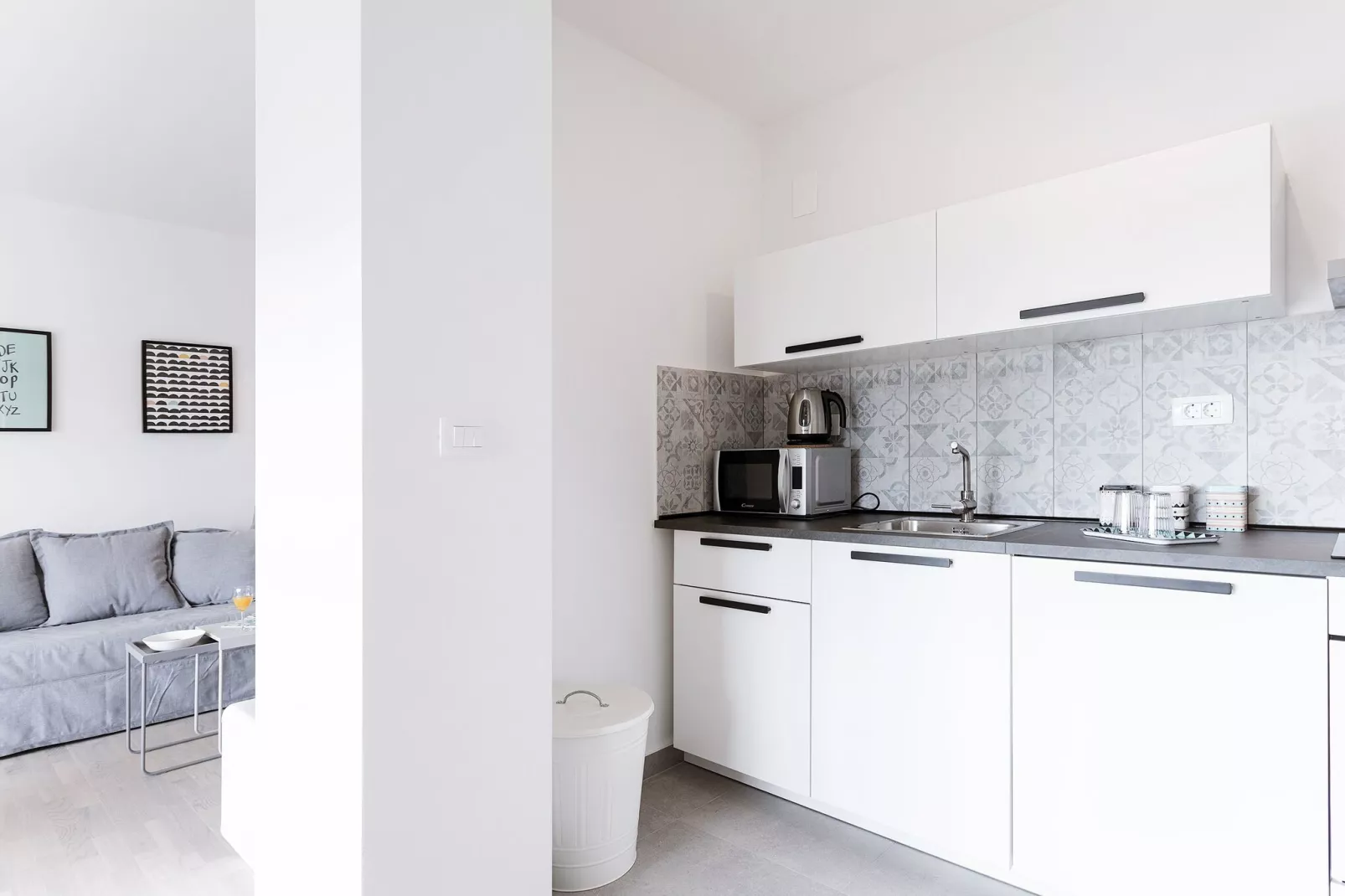 Apartment Black & White (ST) - Comfort Two Bedroom Apartment with Balcony-Kitchen