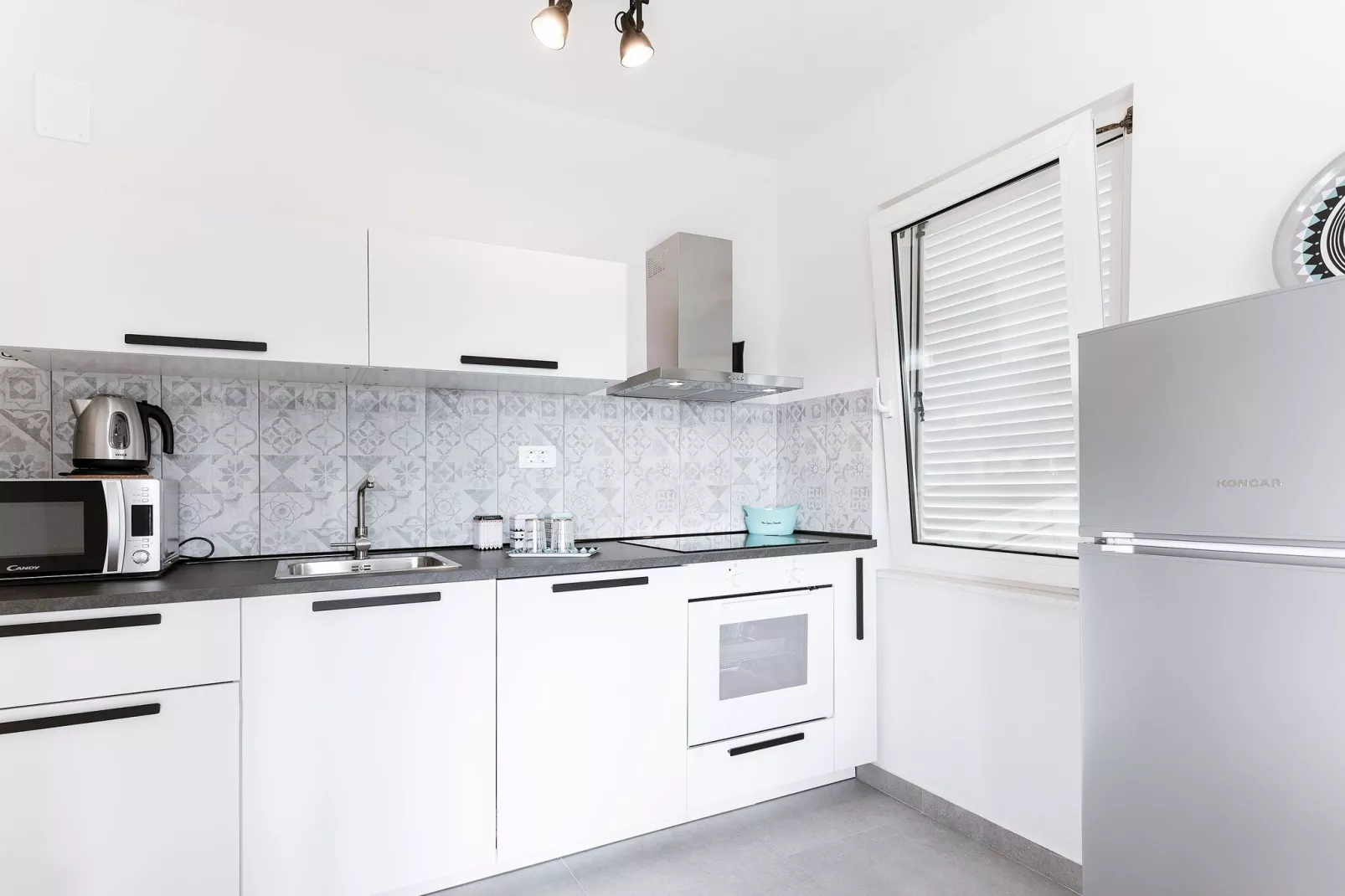 Apartment Black & White (ST) - Comfort Two Bedroom Apartment with Balcony-Kitchen