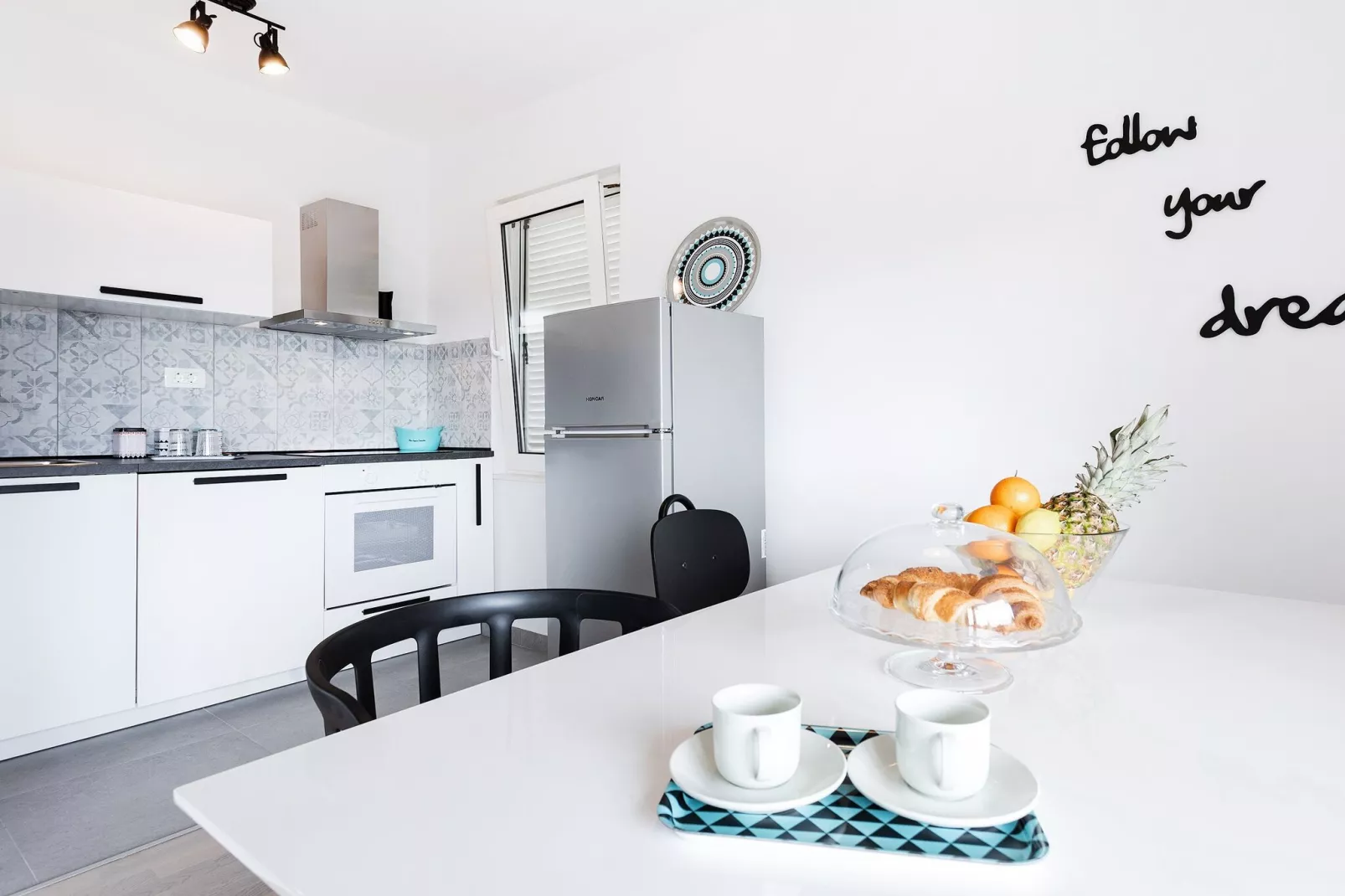 Apartment Black & White (ST) - Comfort Two Bedroom Apartment with Balcony-Kitchen