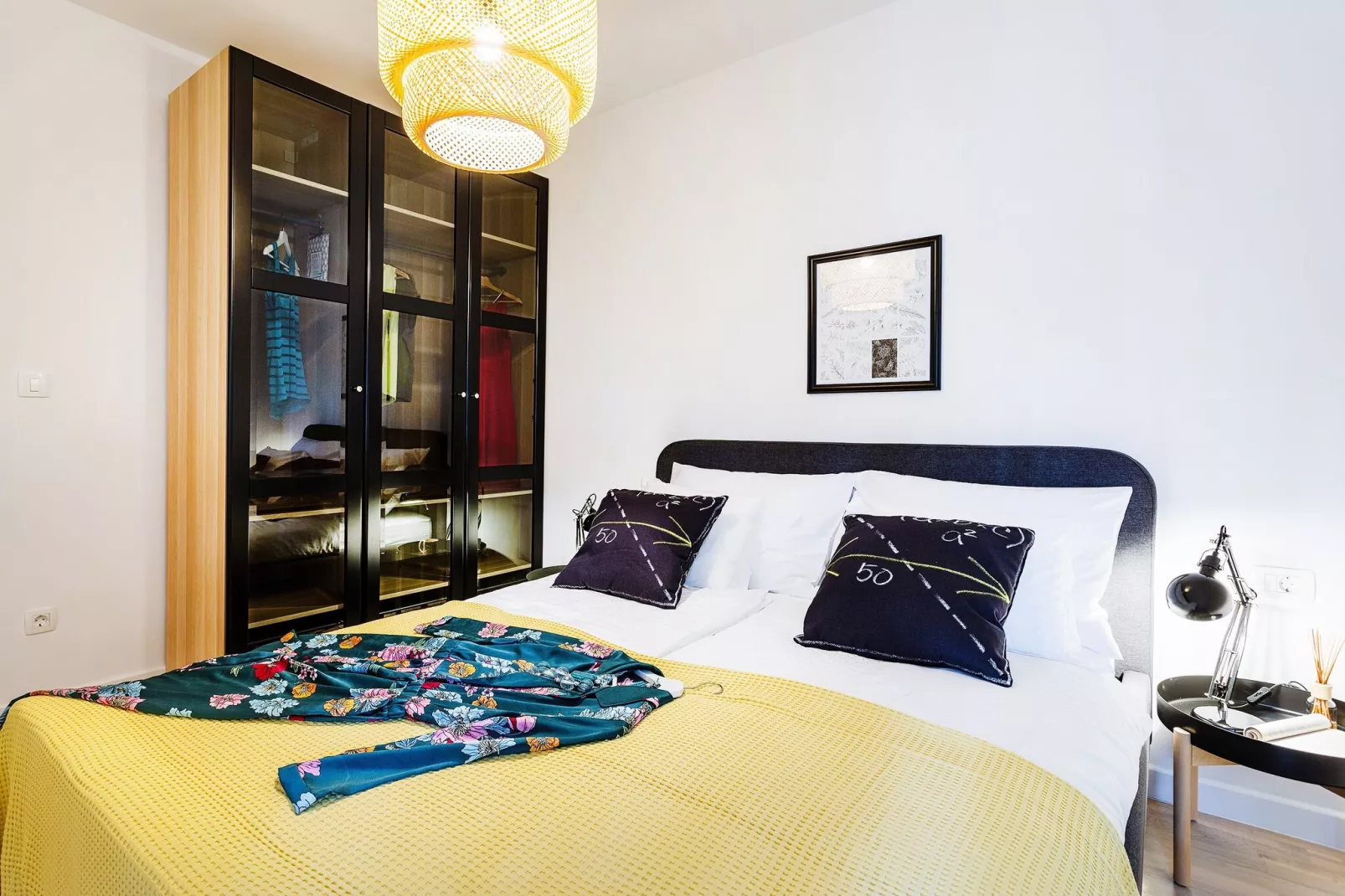 Apartment Black & White (ST) - Comfort Two Bedroom Apartment with Balcony-Bedroom