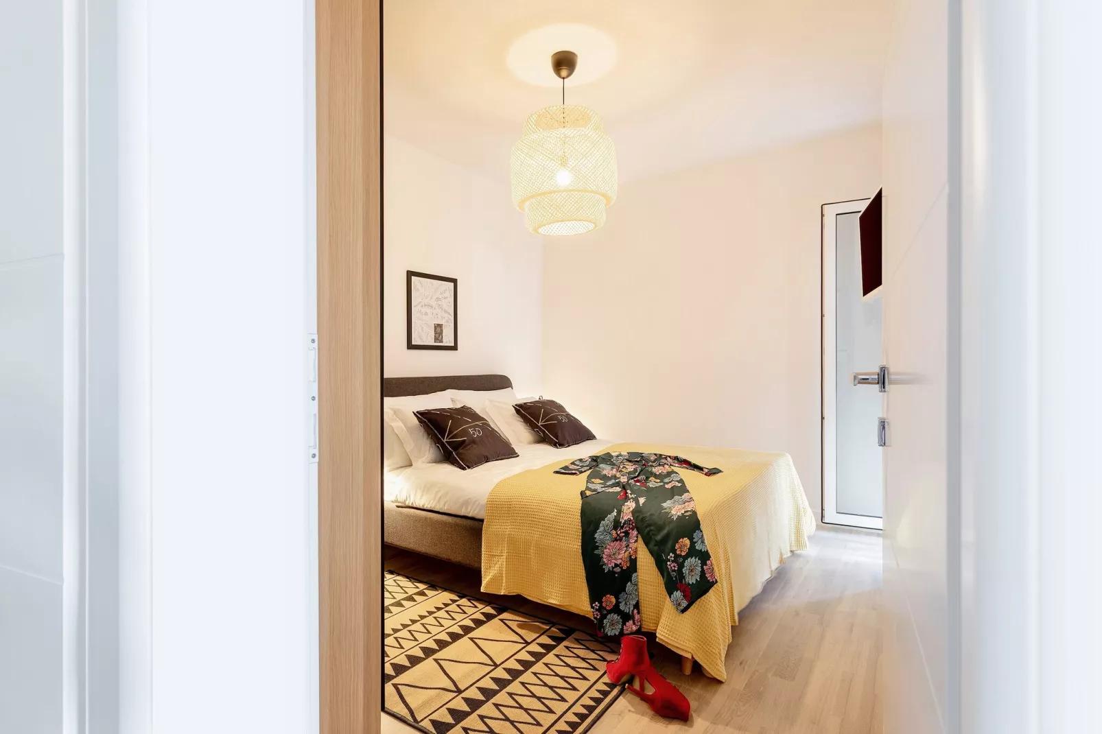 Apartment Black & White (ST) - Comfort Two Bedroom Apartment with Balcony-Bedroom