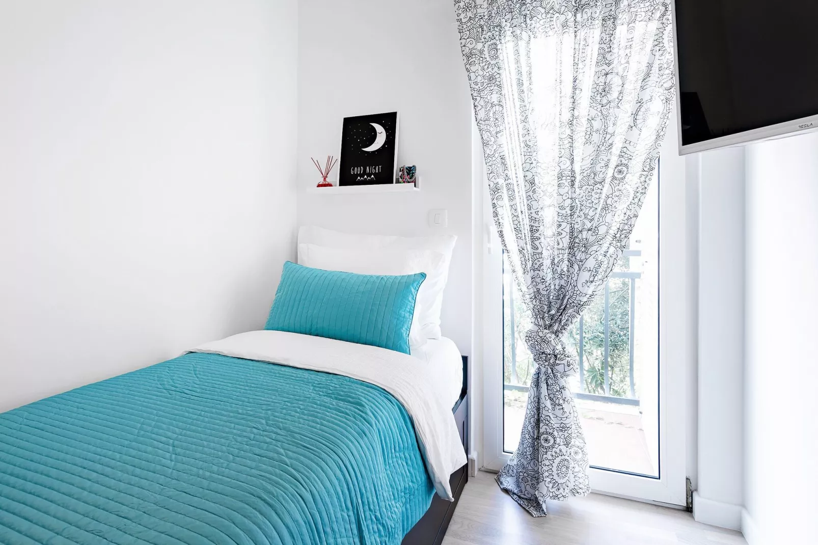Apartment Black & White (ST) - Comfort Two Bedroom Apartment with Balcony-Bedroom