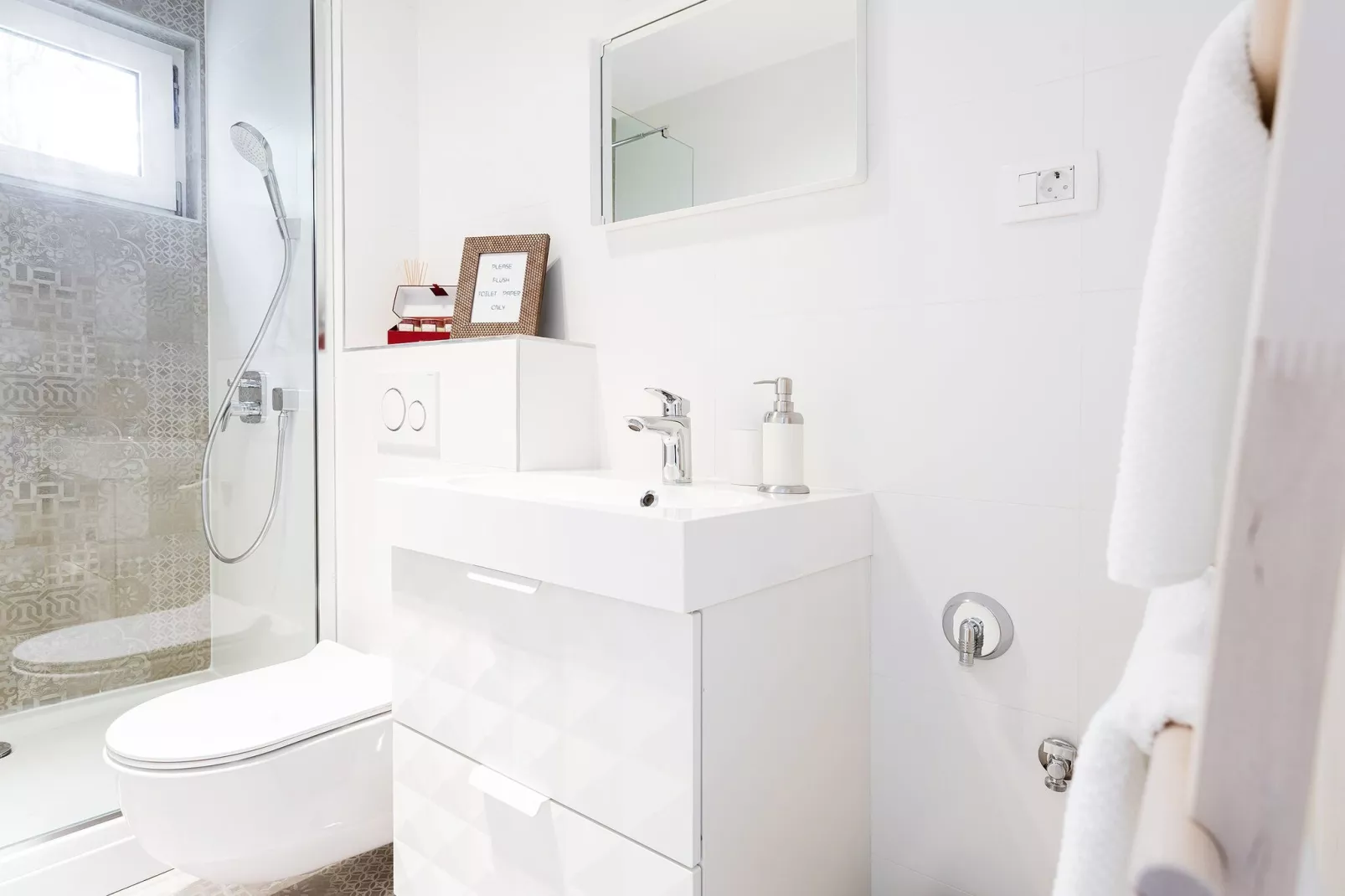 Apartment Black & White (ST) - Comfort Two Bedroom Apartment with Balcony-Bathroom