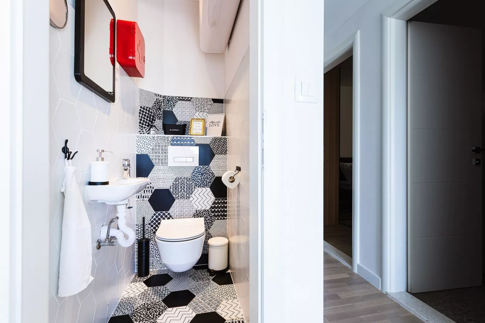Apartment Black & White (ST) - Comfort Two Bedroom Apartment with Balcony-Bathroom