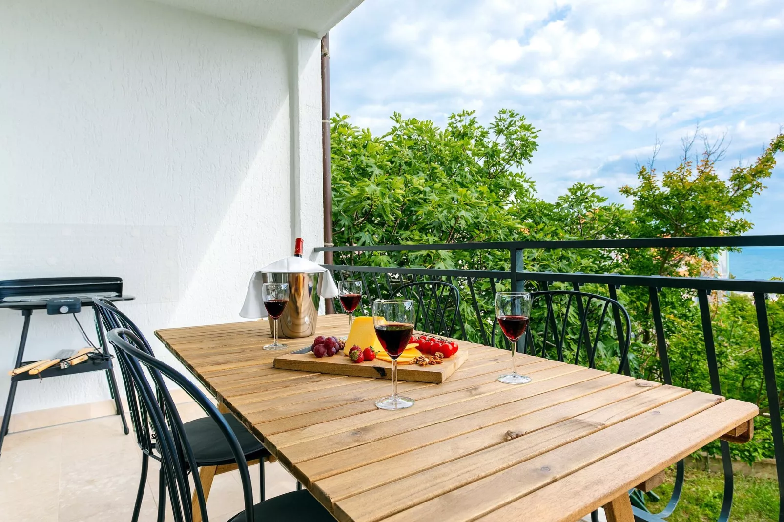 Apartment Black & White (ST) - Comfort Two Bedroom Apartment with Balcony-Terrace balcony