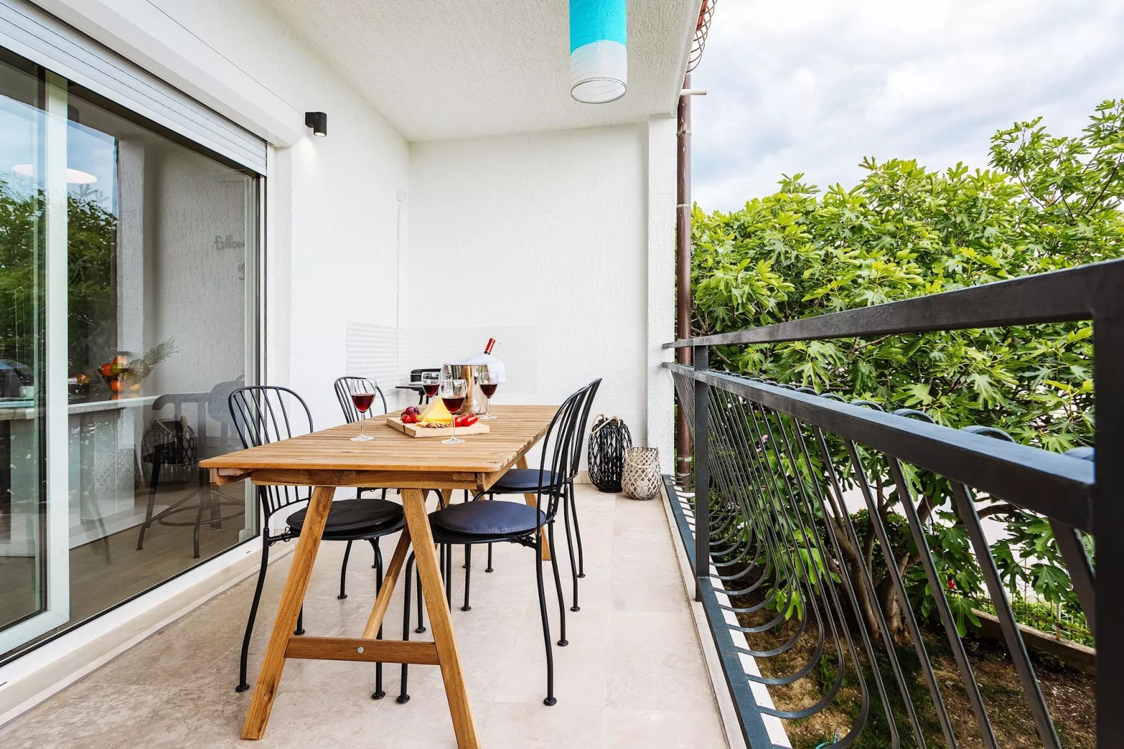 Apartment Black & White (ST) - Comfort Two Bedroom Apartment with Balcony-Terrace balcony