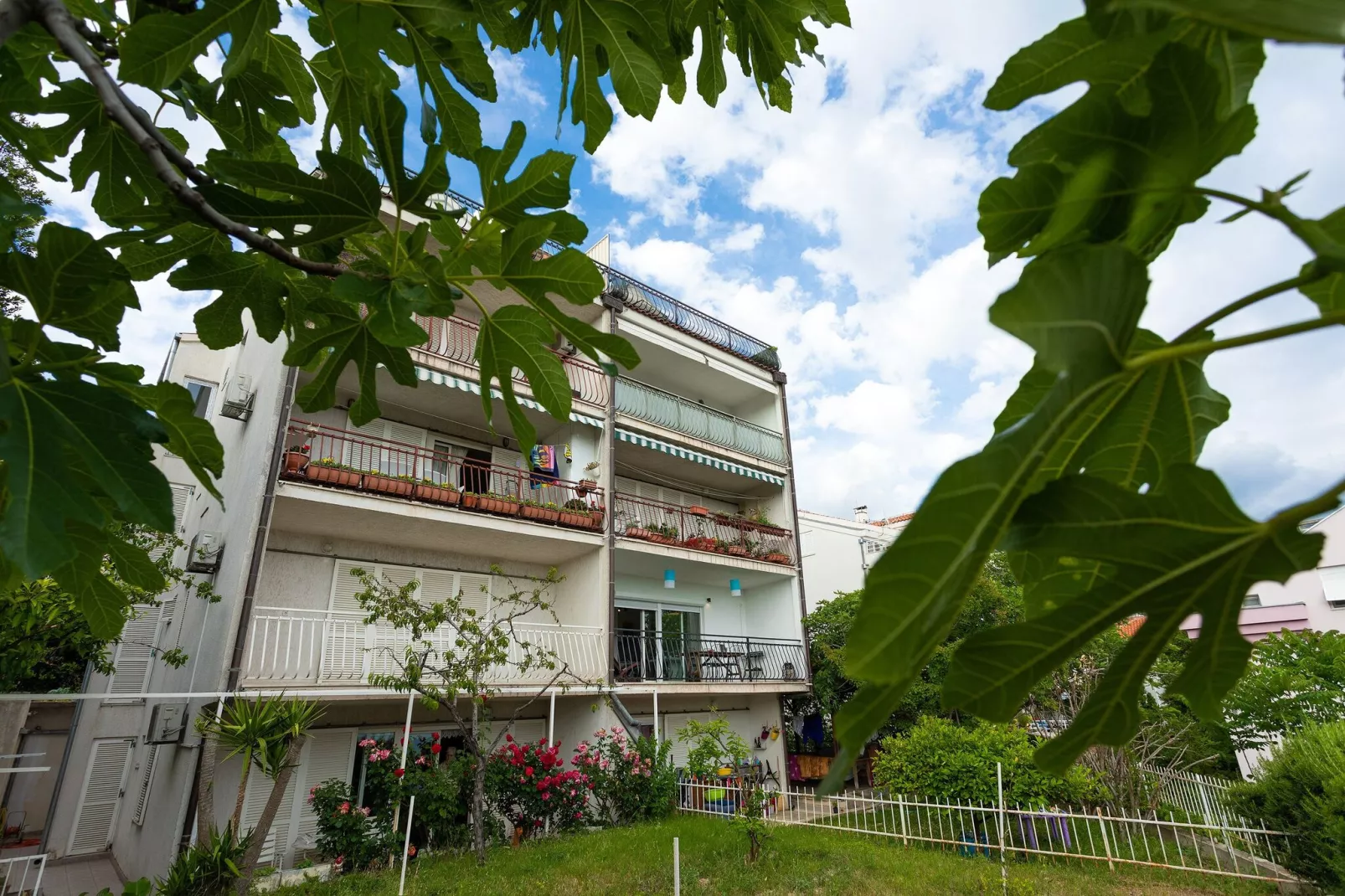 Apartment Black & White (ST) - Comfort Two Bedroom Apartment with Balcony-Outdoor