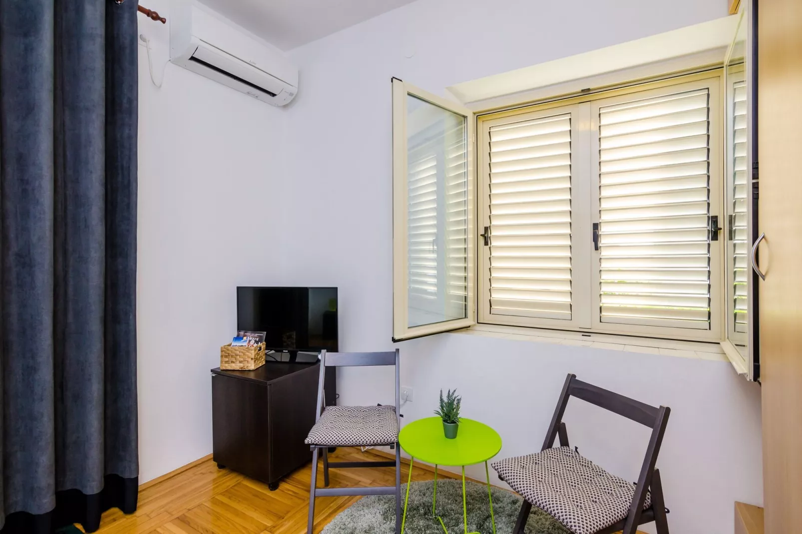 The Point Room - Double Room with City View-Bedroom