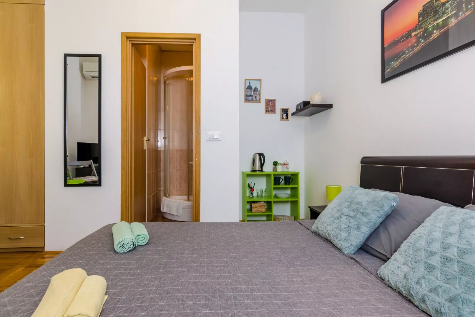 The Point Room - Double Room with City View-Bedroom