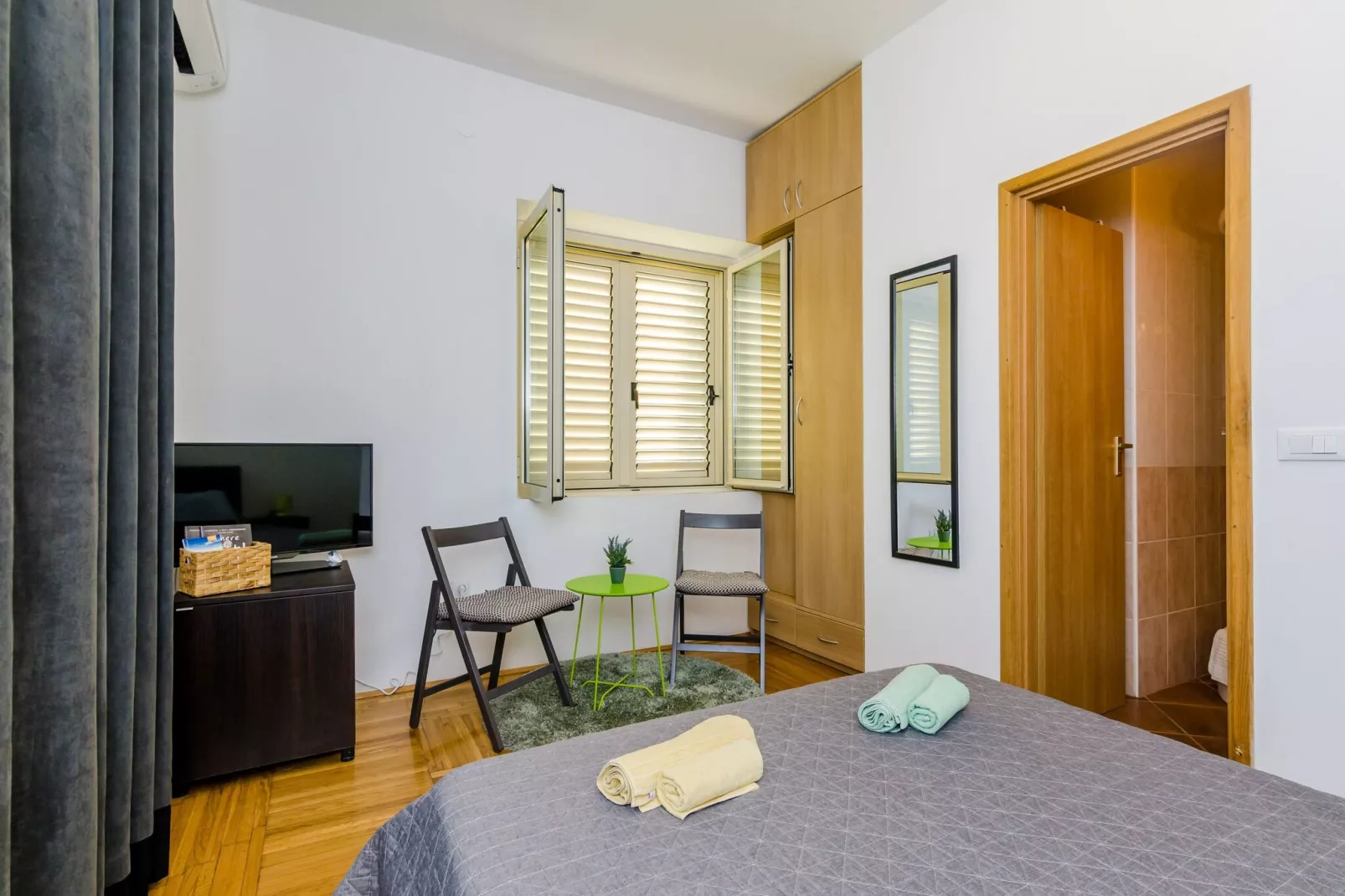 The Point Room - Double Room with City View-Bedroom
