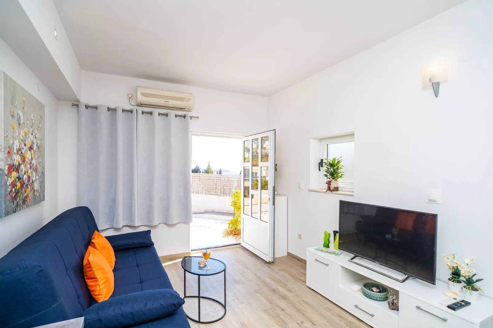 Apartments Blažević - One Bedroom Apt with Terrace-Living room