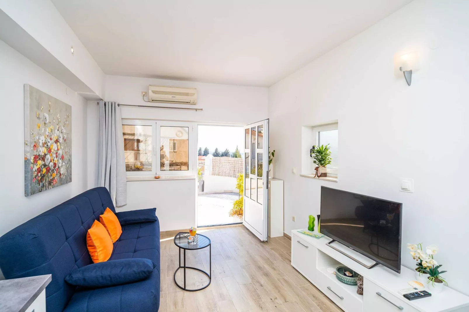 Apartments Blažević - One Bedroom Apt with Terrace-Living room