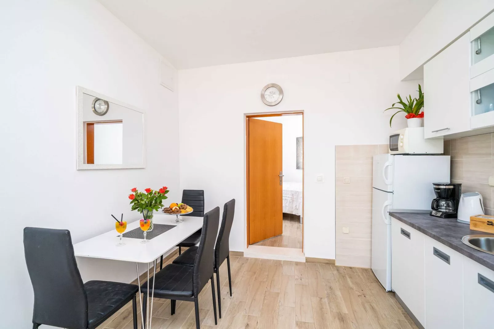 Apartments Blažević - One Bedroom Apt with Terrace-Dining room