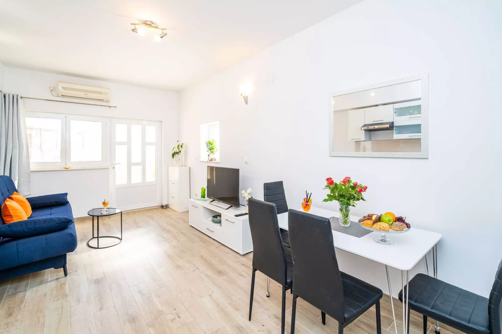 Apartments Blažević - One Bedroom Apt with Terrace-Dining room