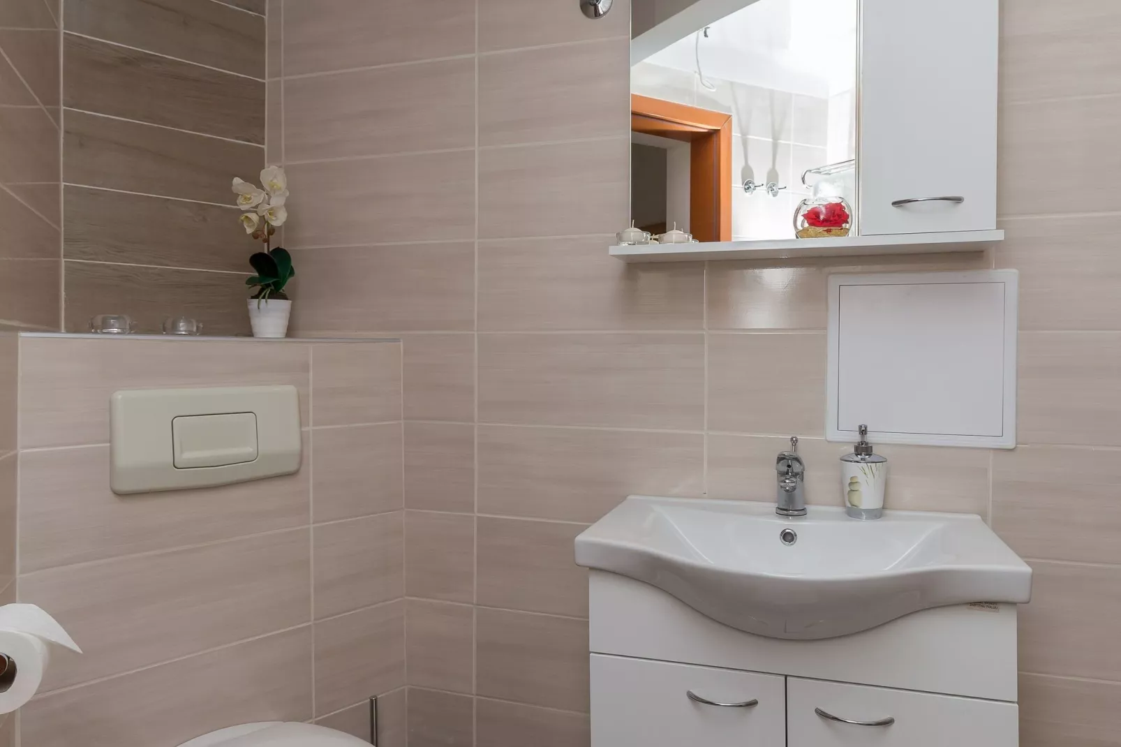 Apartments Blažević - One Bedroom Apt with Terrace-Bathroom