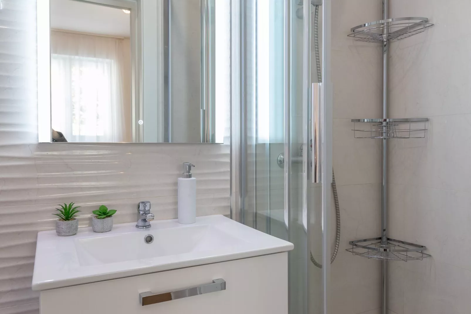 Apartments Blažević - Two Bedroom Apt with  Hot Tub-Bathroom