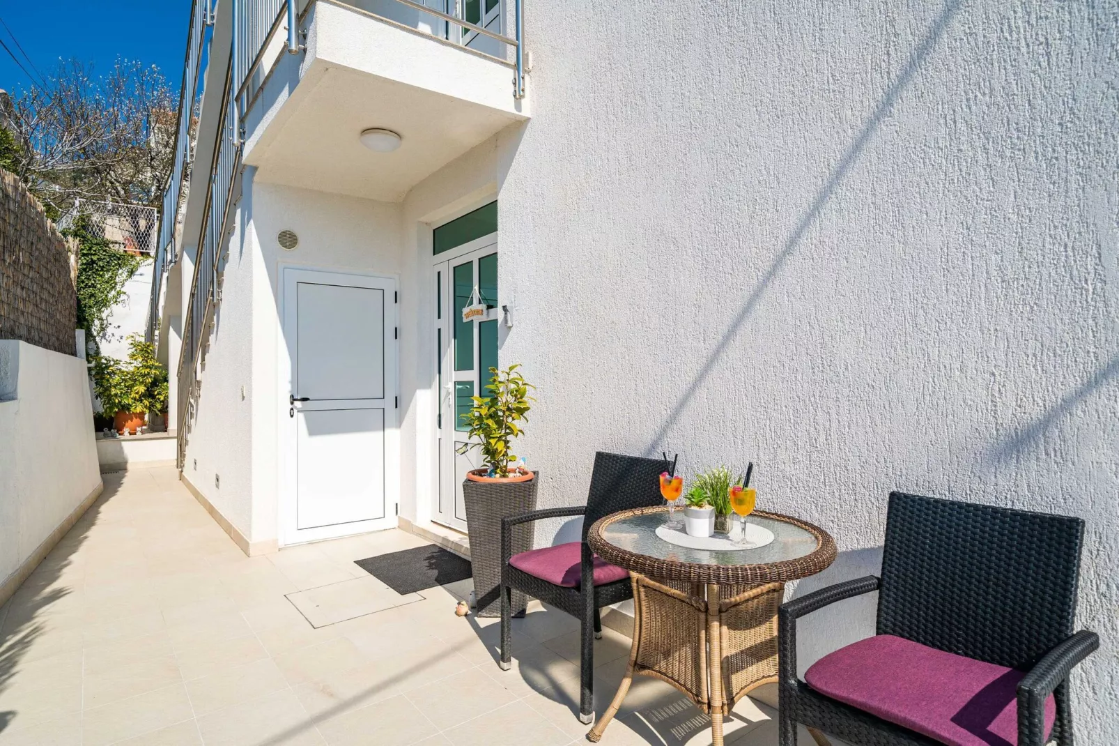 Apartments Blažević - Comfort Two Bedroom Apt with Hot Tub and Sea View-Außenbereich