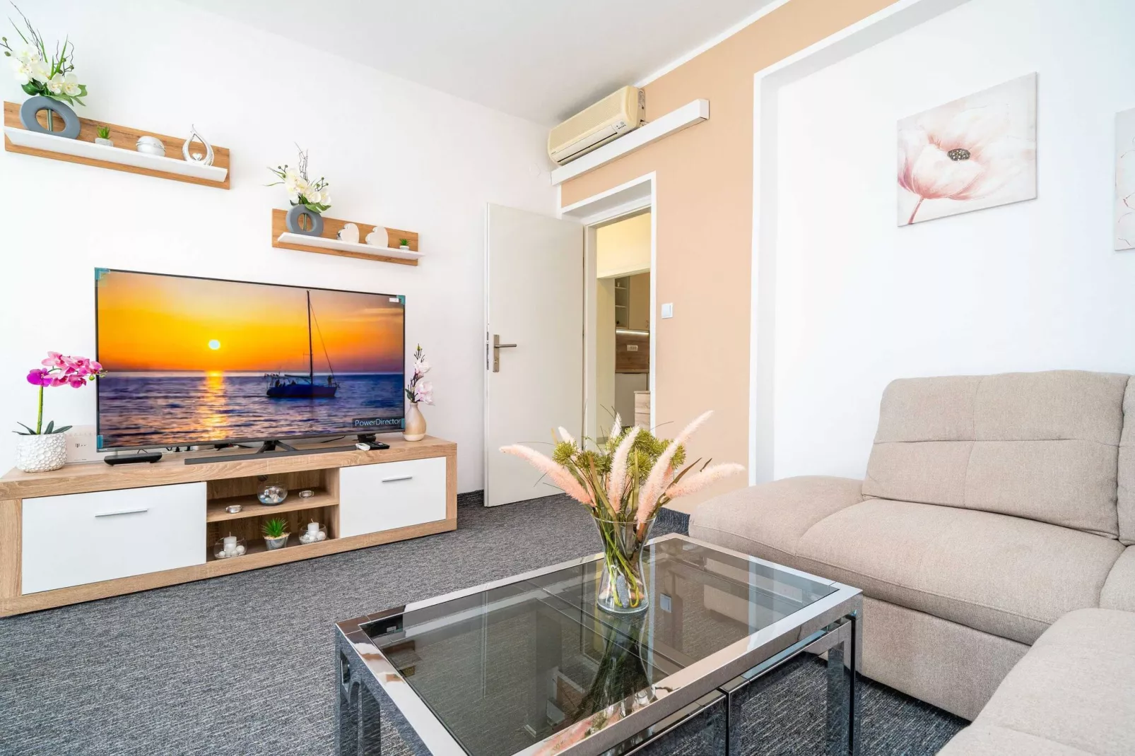 Apartments Blažević - Comfort Two Bedroom Apt with Hot Tub and Sea View-Wohnzimmer