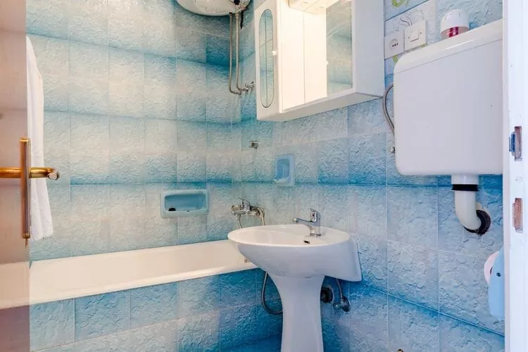 Villa Kosa - Two Bedroom Apartment with Terrace and Sea View (A1 Prizemlje)-Bathroom