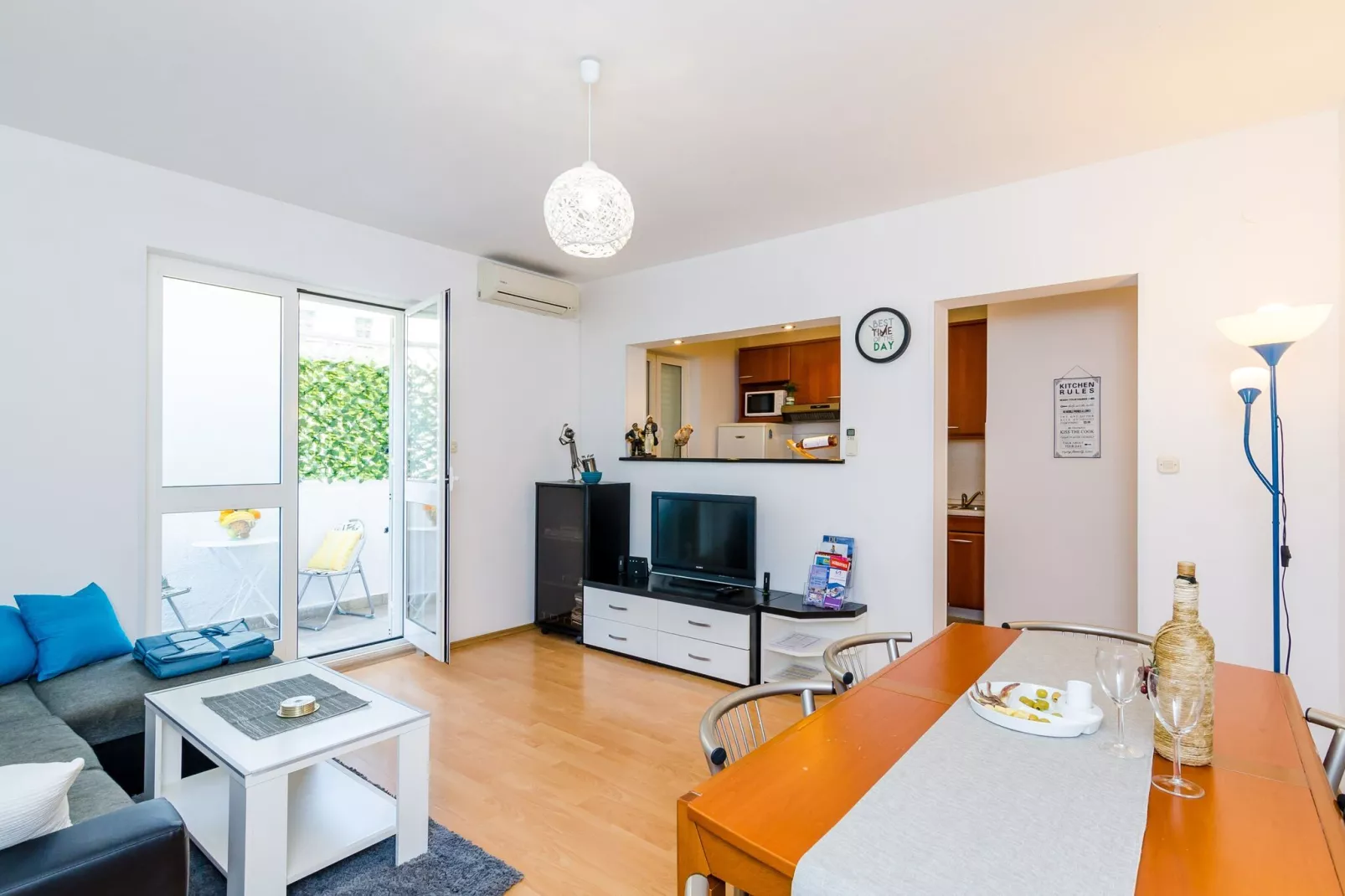 Apartment Antej - One Bedroom Apartment with Terrace and City View-Living room