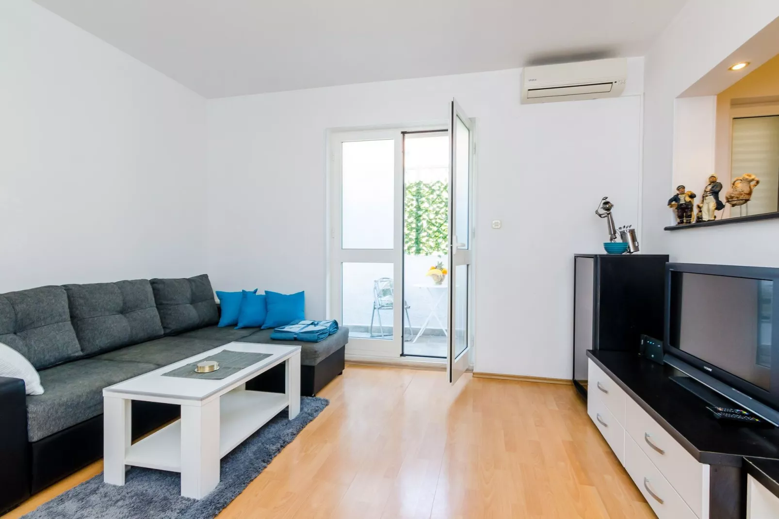 Apartment Antej - One Bedroom Apartment with Terrace and City View-Living room