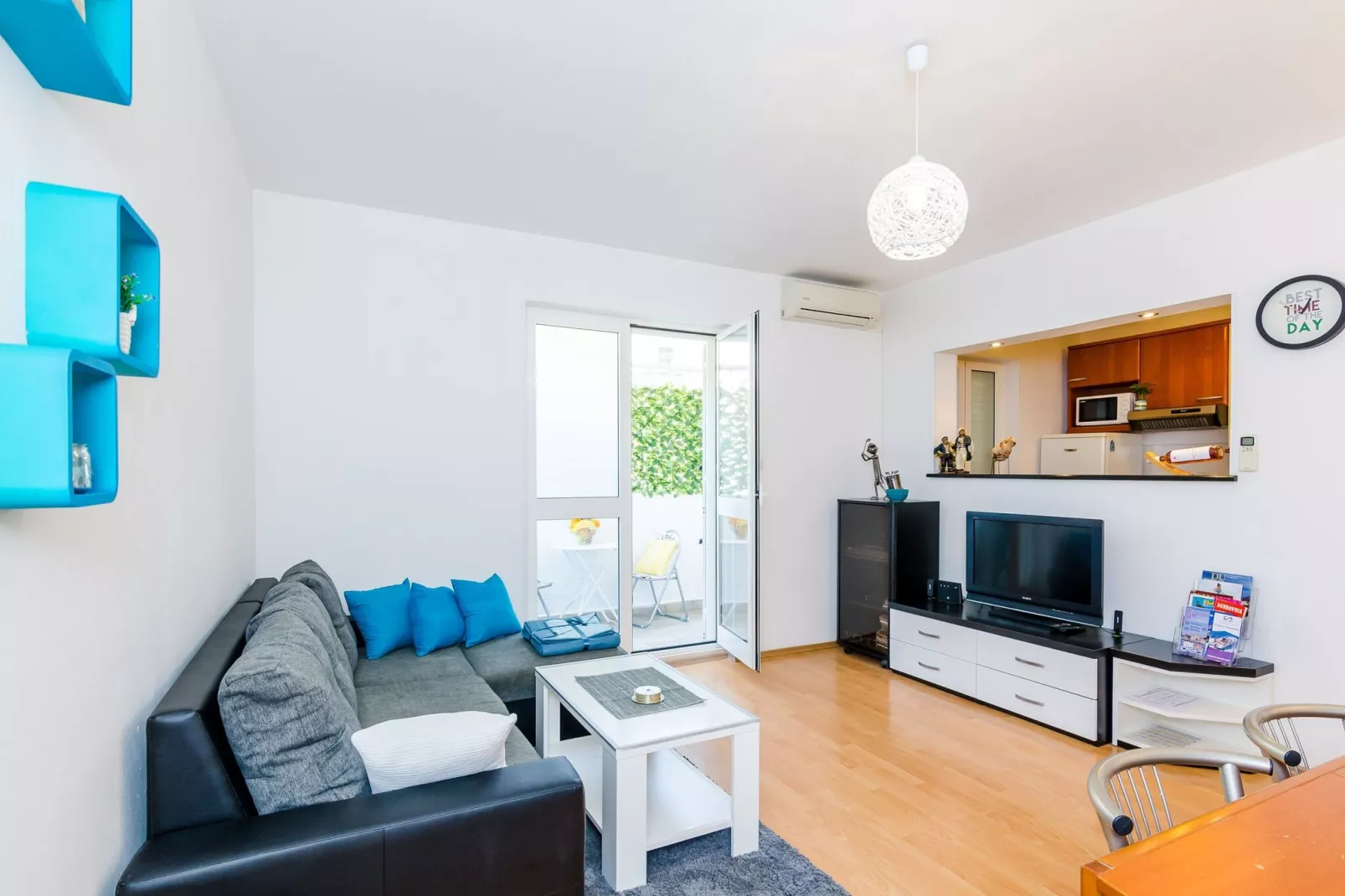 Apartment Antej - One Bedroom Apartment with Terrace and City View-Living room