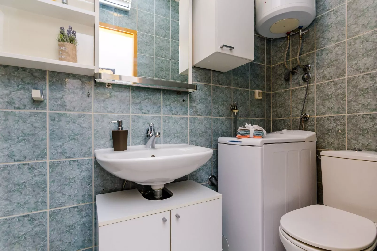 Apartment Antej - One Bedroom Apartment with Terrace and City View-Bathroom