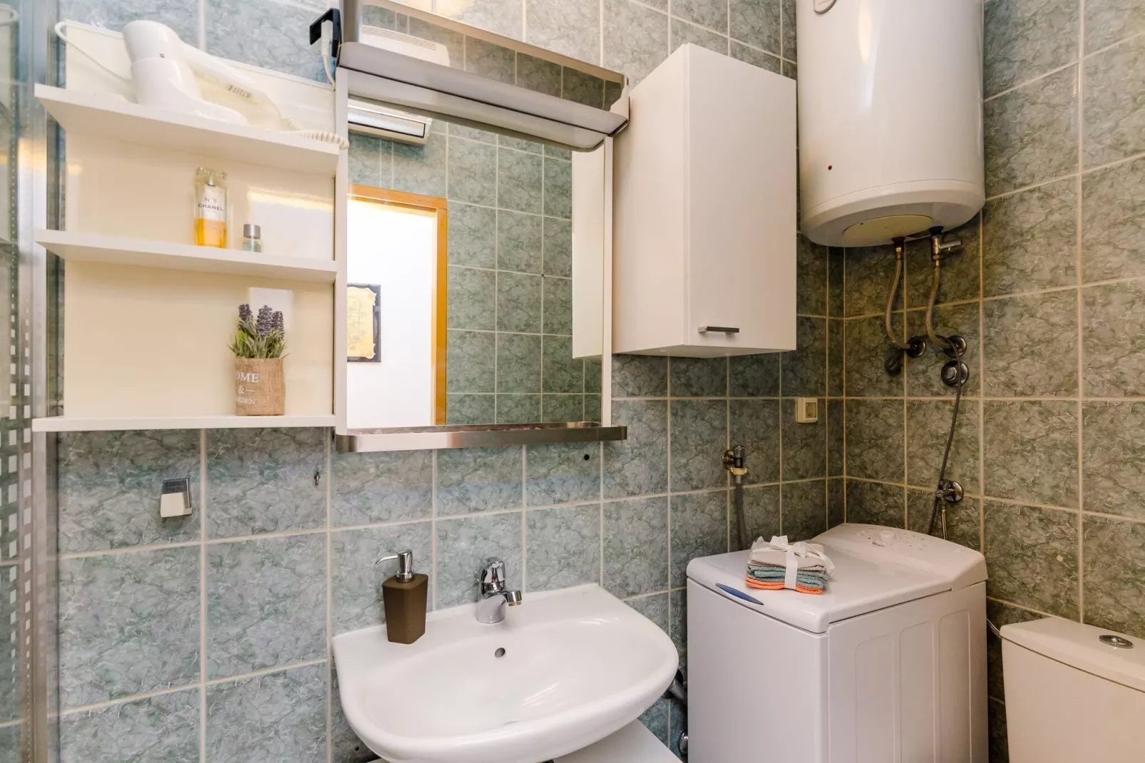 Apartment Antej - One Bedroom Apartment with Terrace and City View-Bathroom