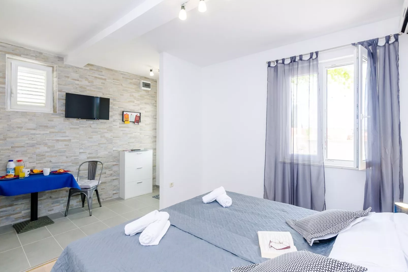Miracle Apartments - Comfort Studio Apartment with Terrace and City View-Living room