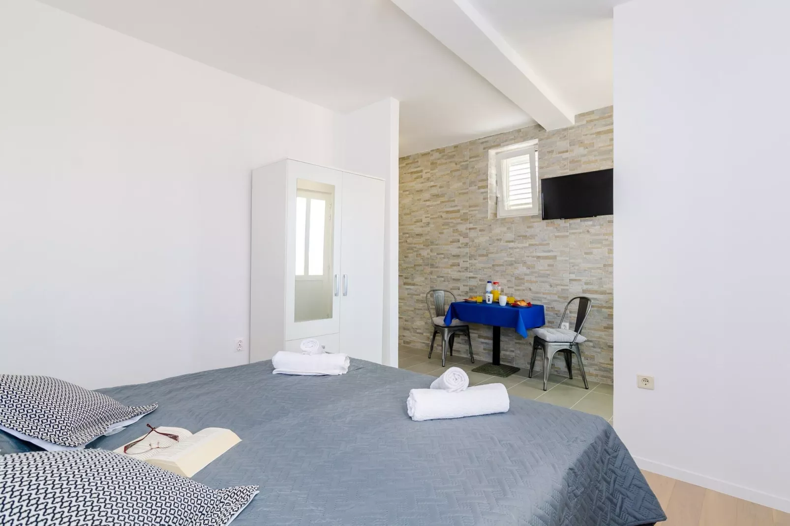 Miracle Apartments - Comfort Studio Apartment with Terrace and City View-Living room