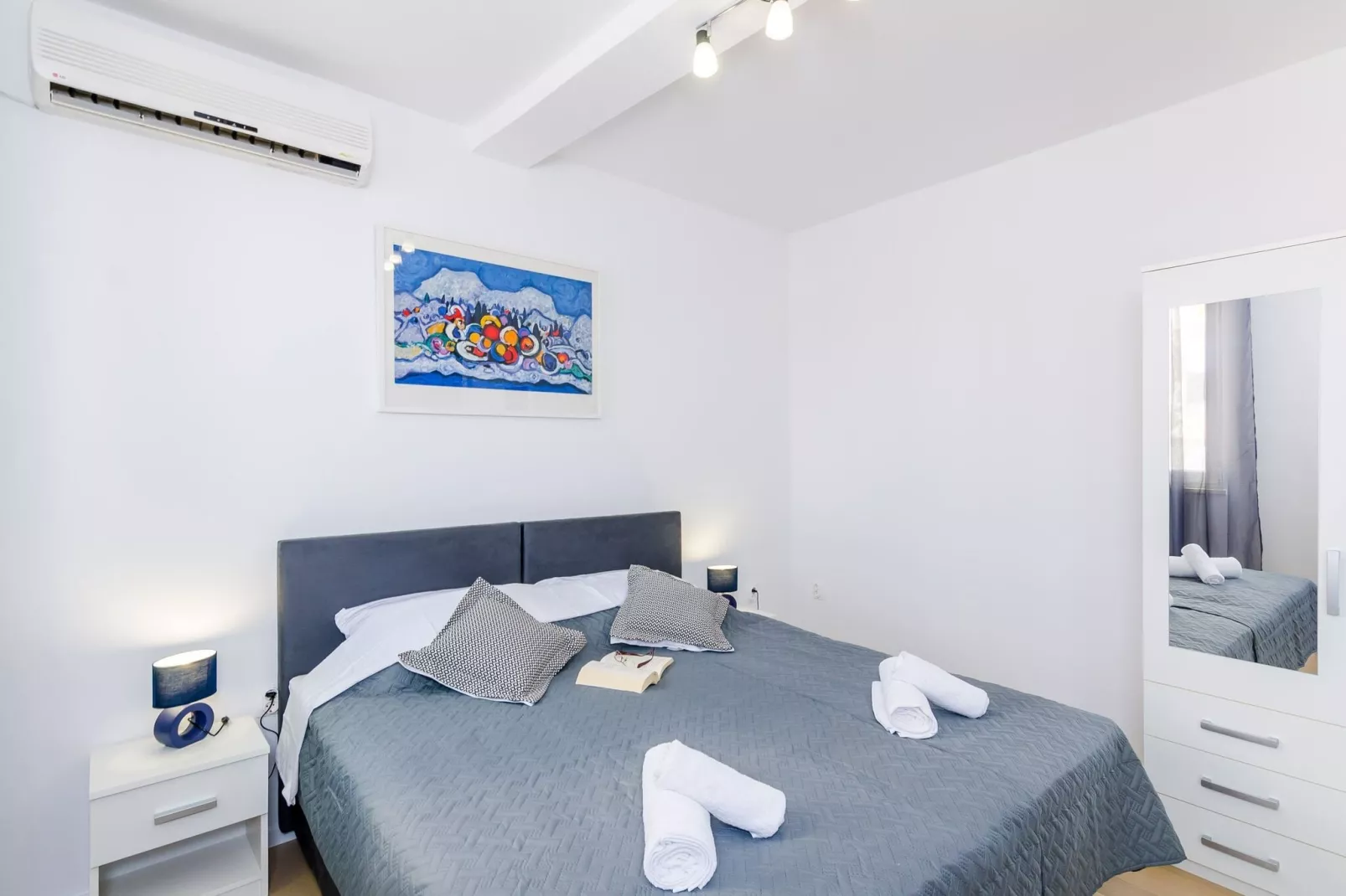 Miracle Apartments - Comfort Studio Apartment with Terrace and City View-Living room