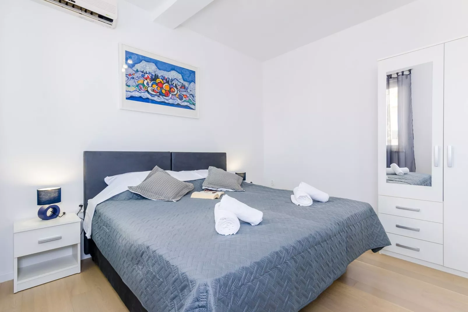 Miracle Apartments - Comfort Studio Apartment with Terrace and City View-Living room