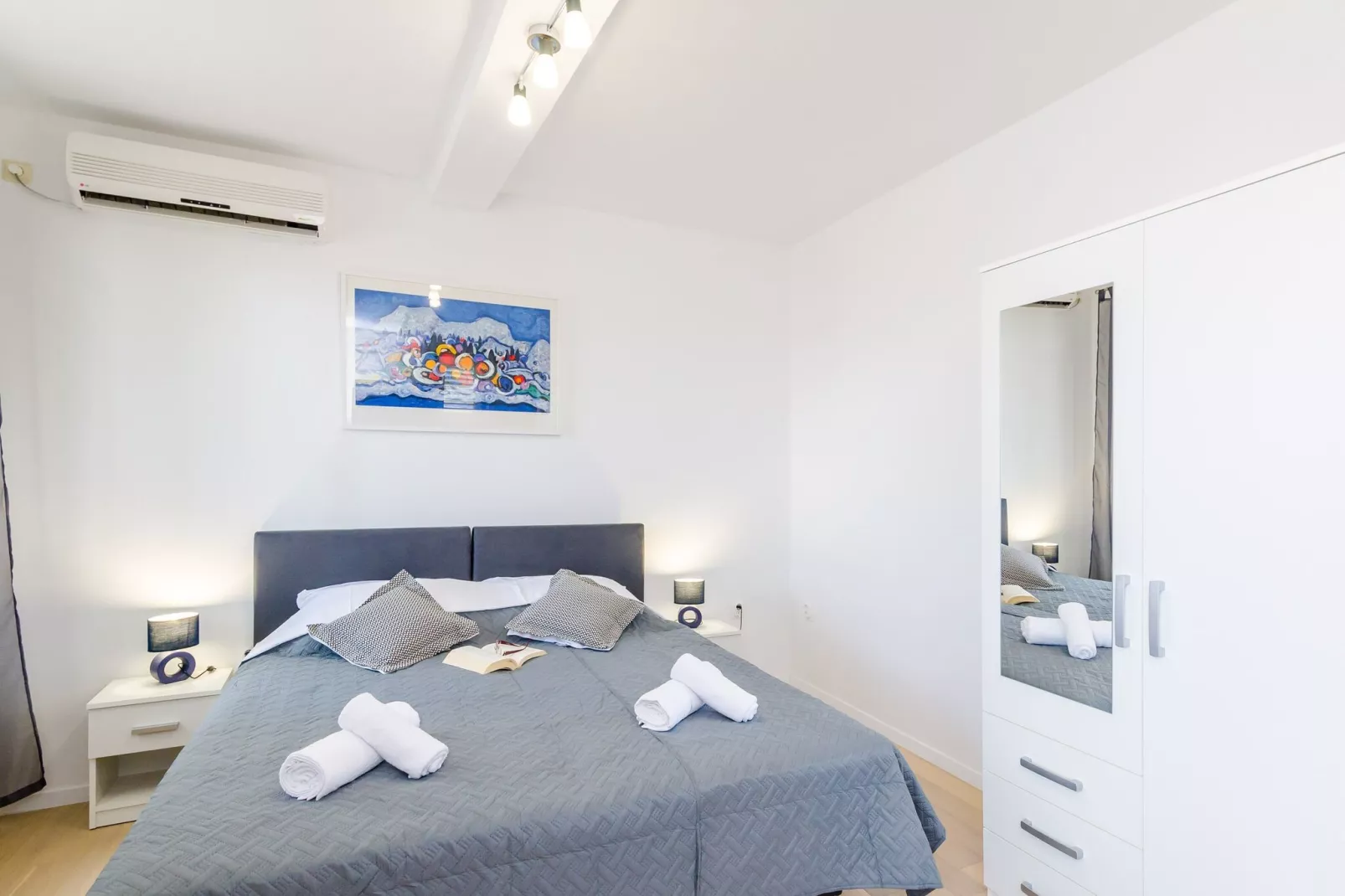 Miracle Apartments - Comfort Studio Apartment with Terrace and City View-Living room