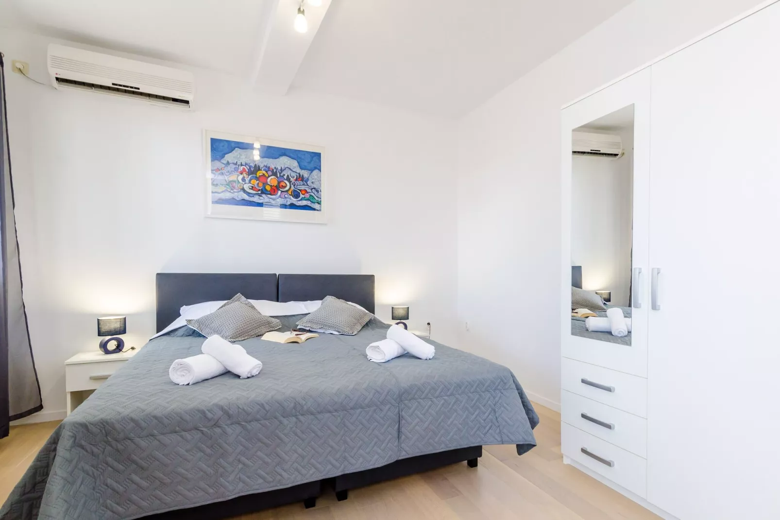 Miracle Apartments - Comfort Studio Apartment with Terrace and City View-Living room