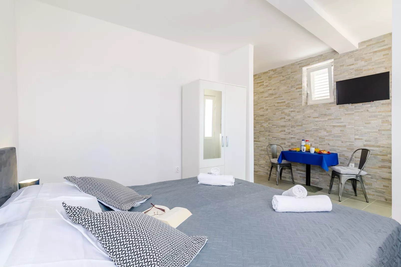 Miracle Apartments - Comfort Studio Apartment with Terrace and City View-Living room