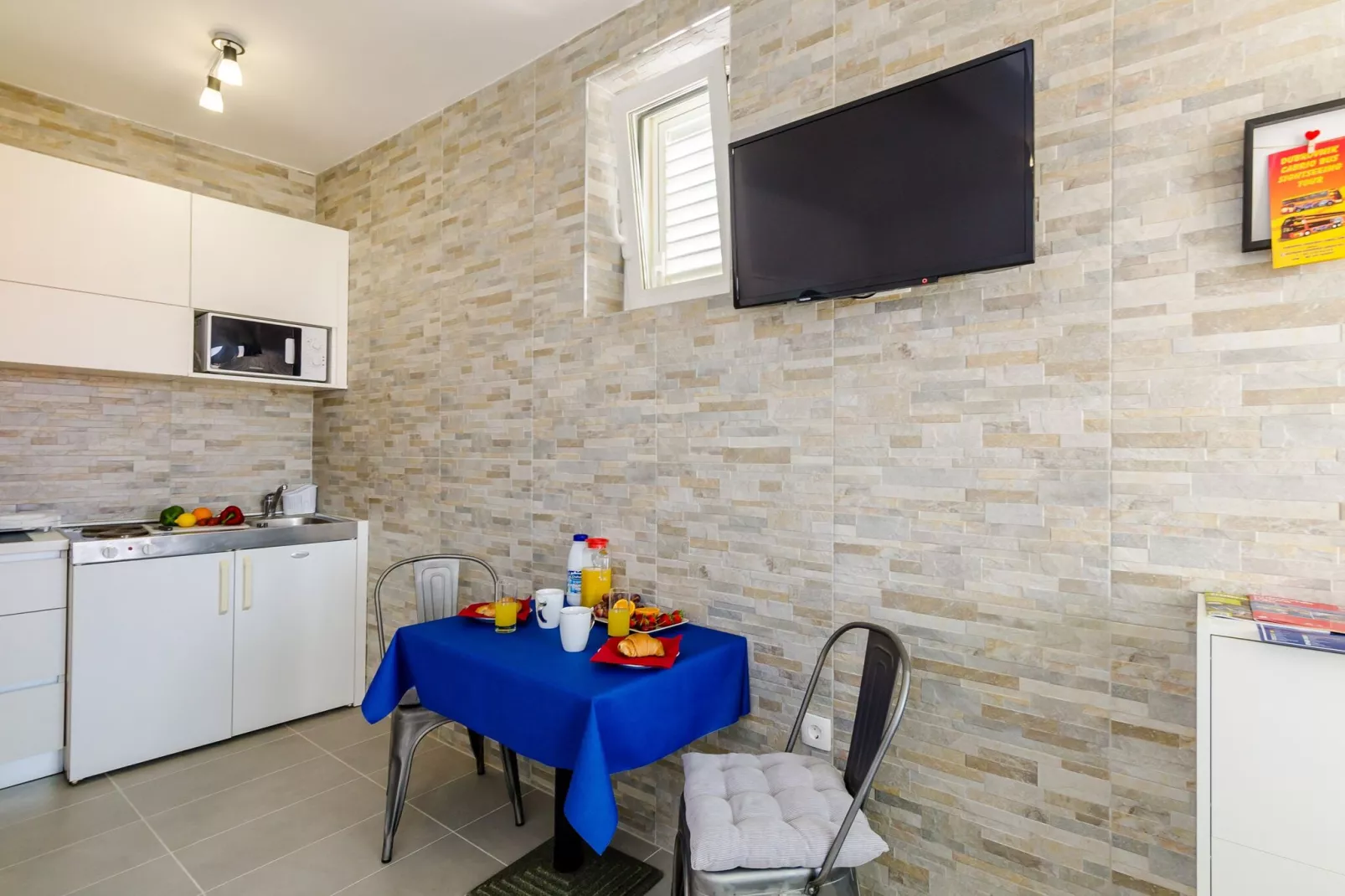 Miracle Apartments - Comfort Studio Apartment with Terrace and City View-Dining room