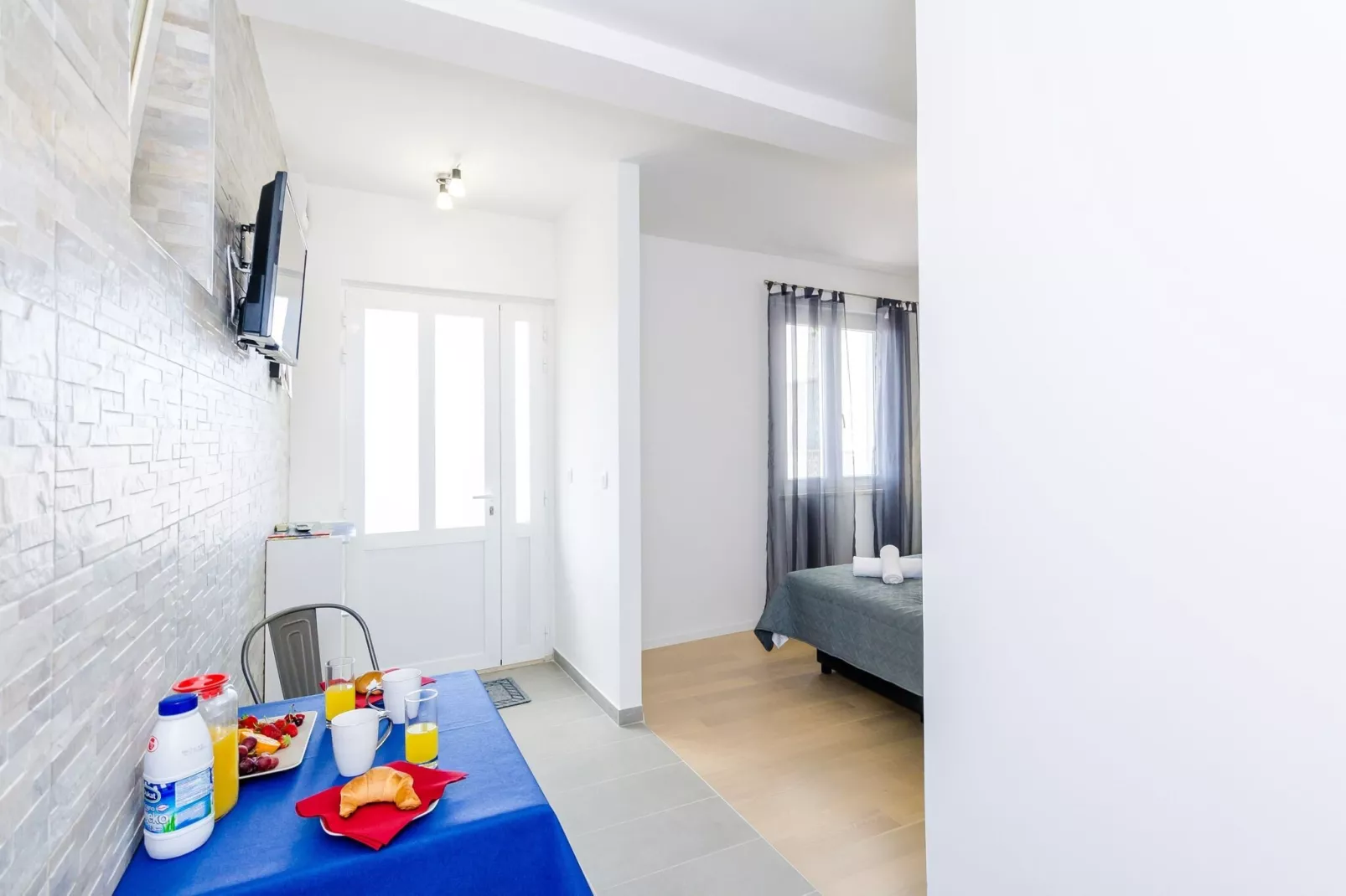 Miracle Apartments - Comfort Studio Apartment with Terrace and City View-Dining room
