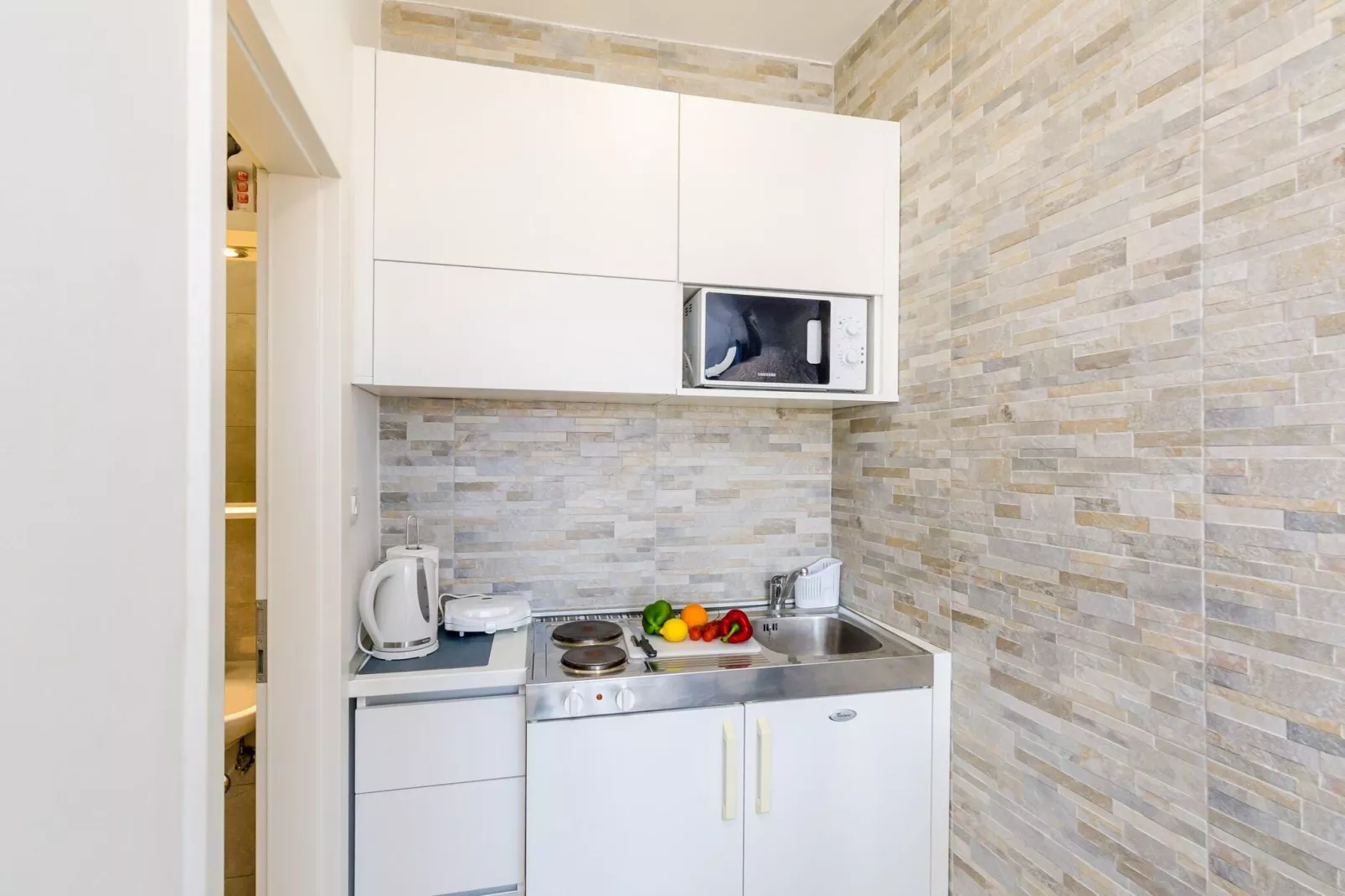 Miracle Apartments - Comfort Studio Apartment with Terrace and City View-Kitchen