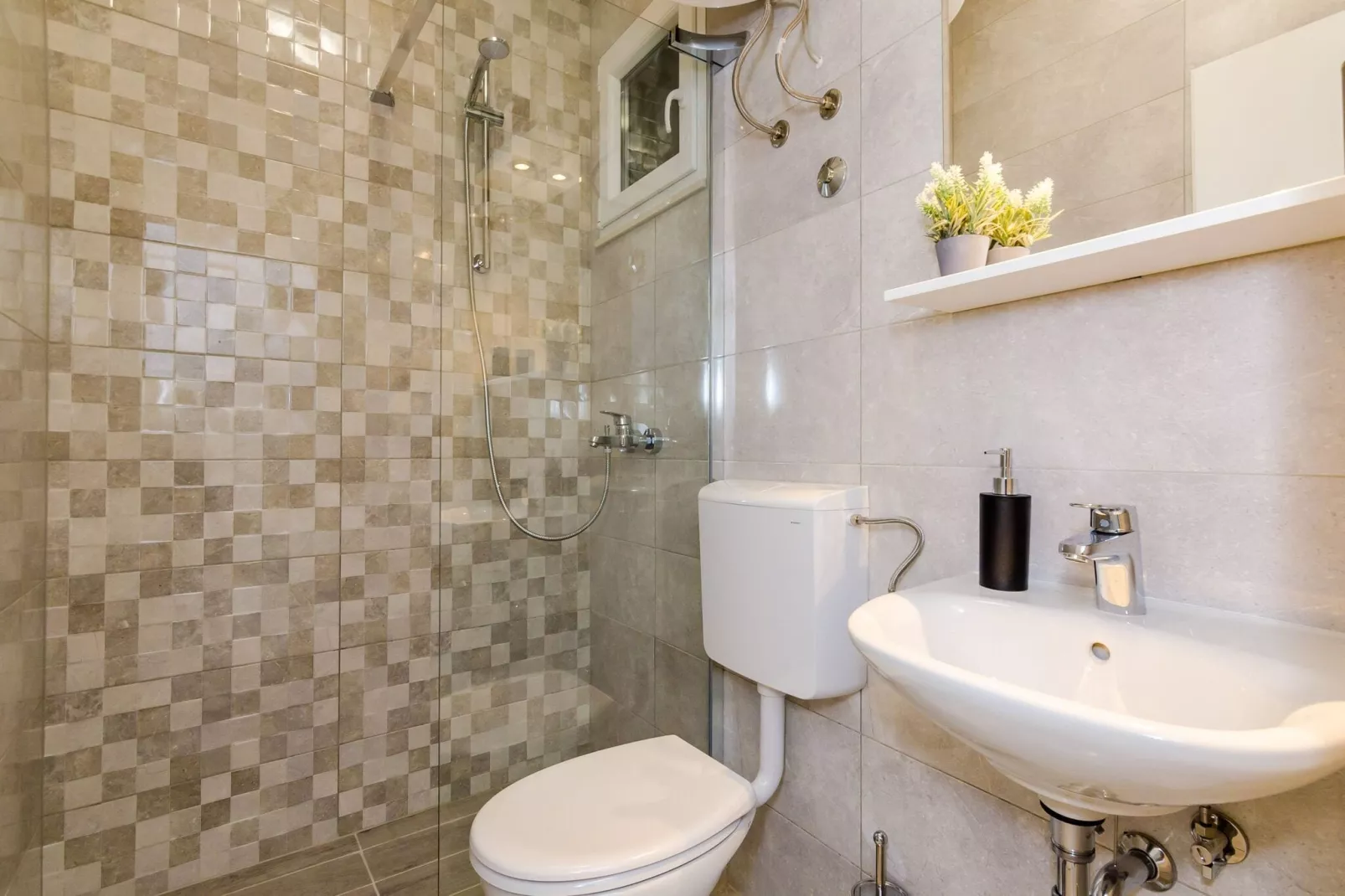 Miracle Apartments - Comfort Studio Apartment with Terrace and City View-Bathroom