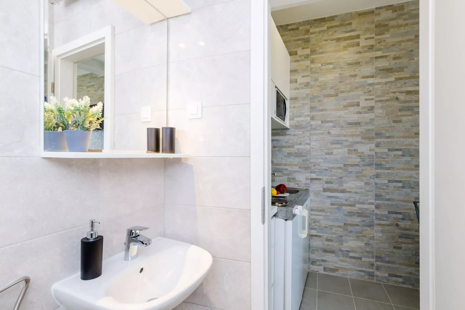 Miracle Apartments - Comfort Studio Apartment with Terrace and City View-Bathroom
